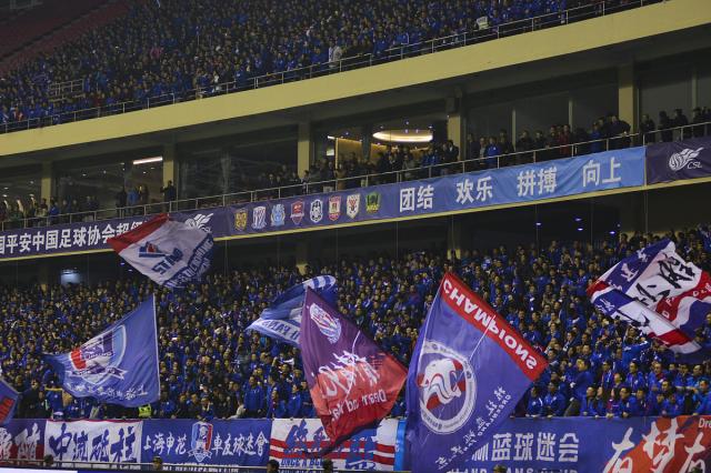 鲁能主场迎战申花，青岛球迷热情助威