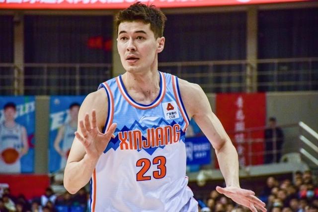 包含新疆男篮缺兵少将，急需引援以补强战力的词条