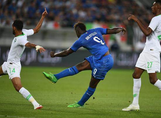 穿云俯冲,足球之乐爽朗透明 穿云俯冲,足球之乐爽朗透明