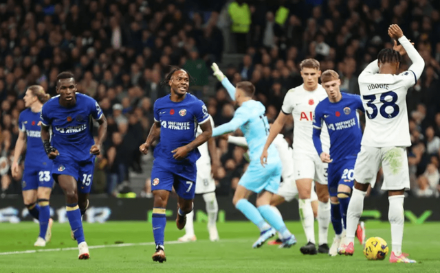 开云体育在线-蓝军当家球星集体发威，大胜对手晋级