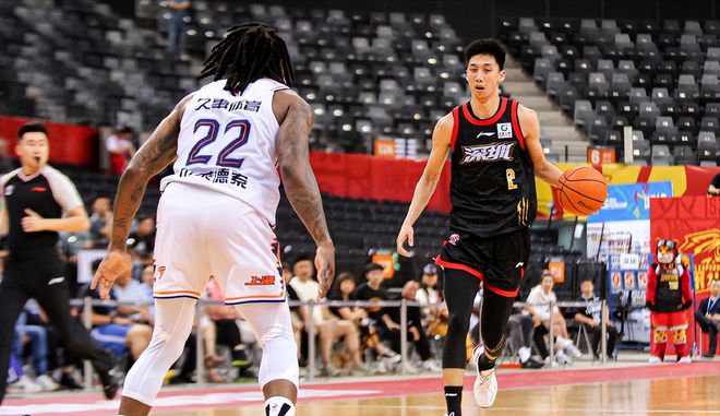 篮球比赛中球队表现出色实现连胜