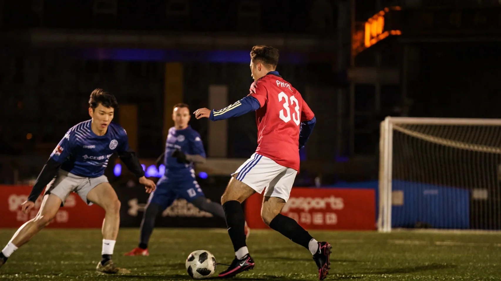 长途客战:球队硬战异乡再胜一仗 长途客战:球队硬战异乡再胜一仗