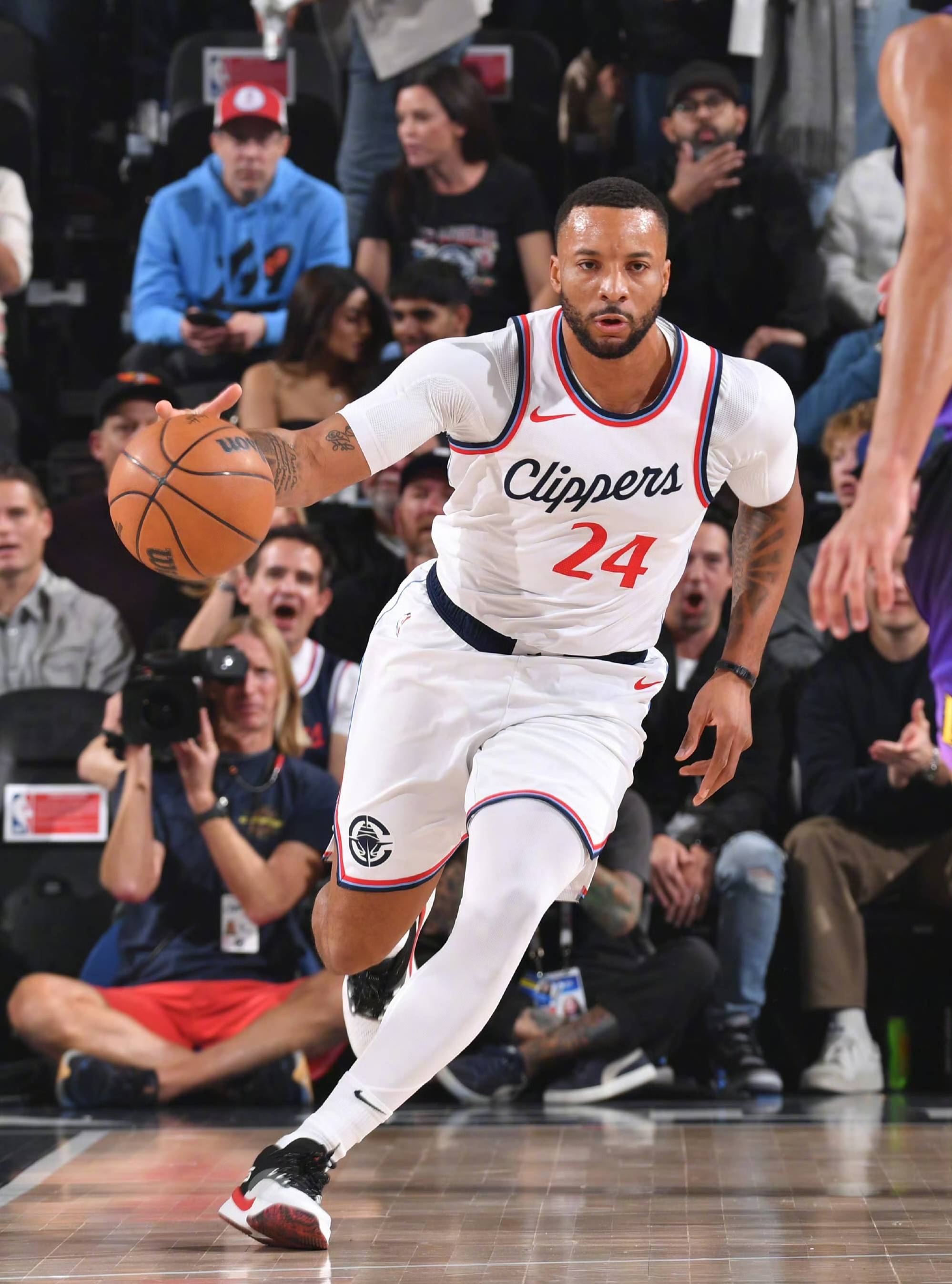 开云体育在线-快船防守强化取得连胜，球队士气高涨