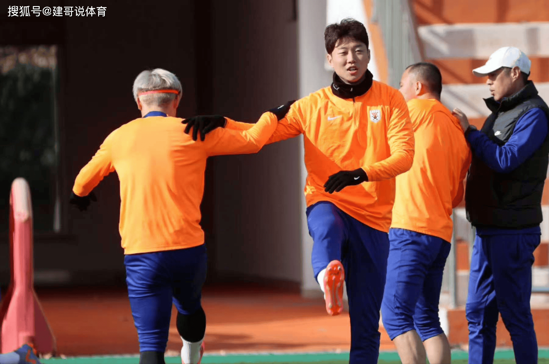 包含埃瓦尔球员累计黄牌将缺席下一场比赛的词条