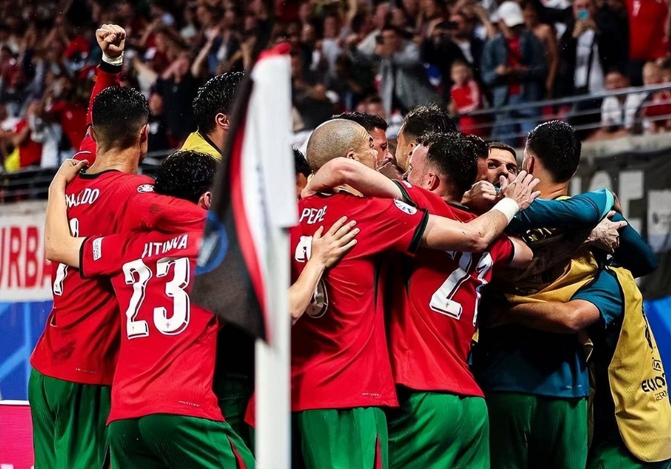 开云体育下载-葡萄牙足球选手大放异彩，喜添金杯