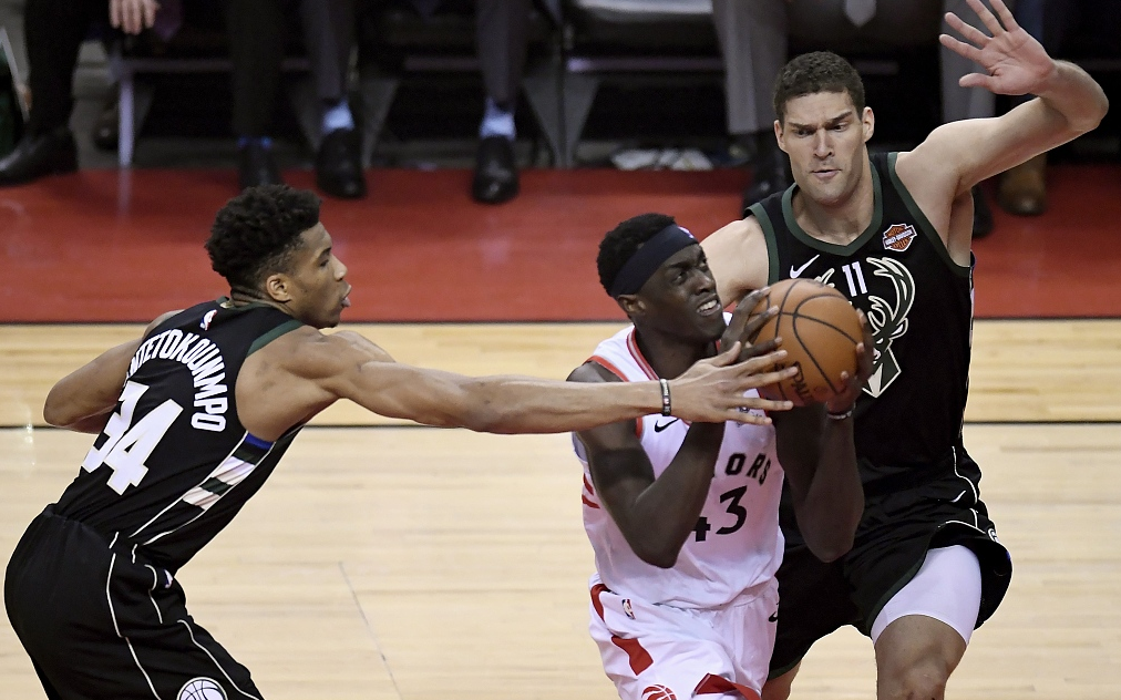 雄鹿队背靠背作战,以微弱优势战胜猛龙队的简单介绍 雄鹿队背靠背作战,以微弱优势战胜猛龙队的简单介绍