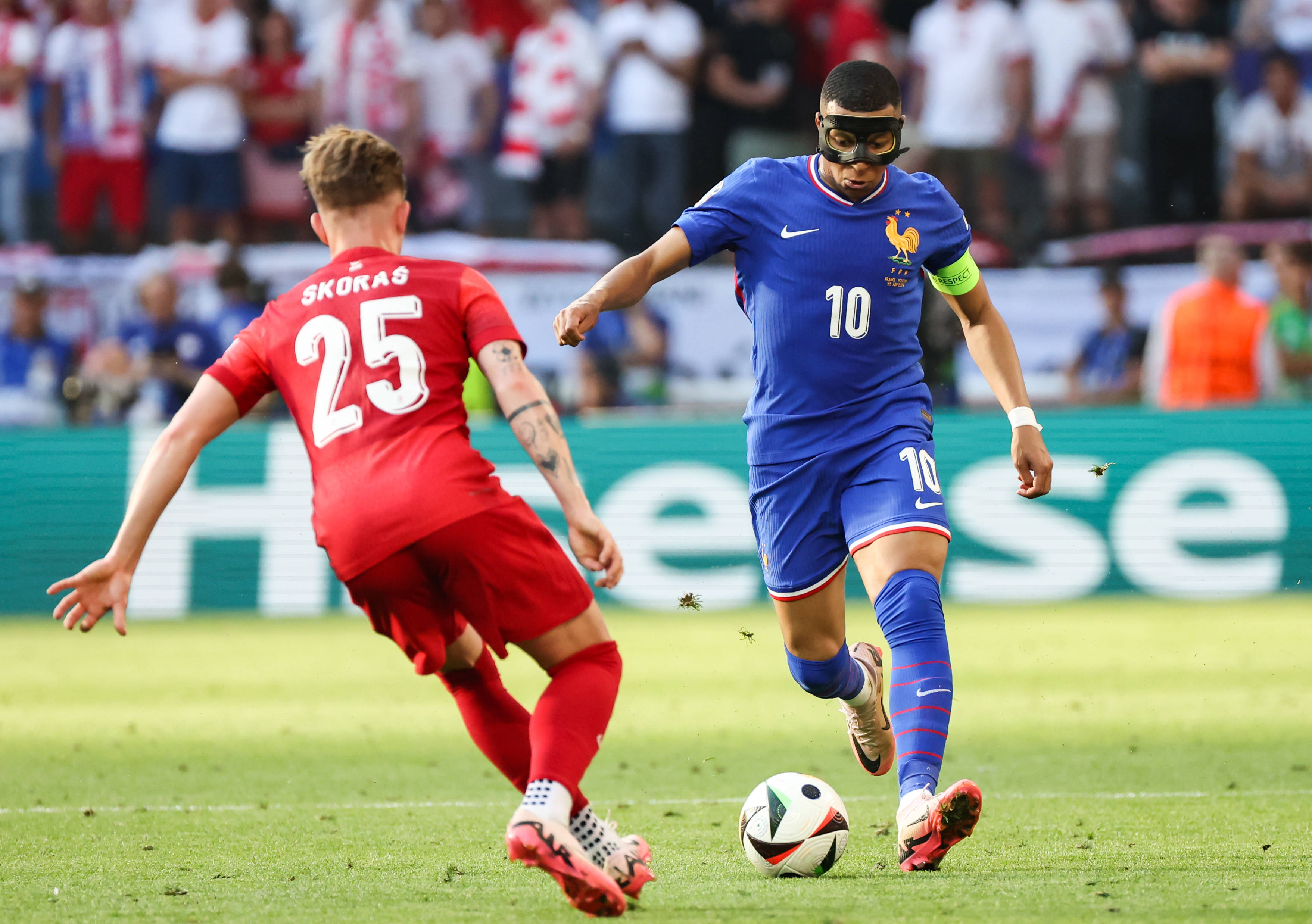 欧洲赛场上的激烈对决,双方互不相让 欧洲赛场上的激烈对决,双方互不相让