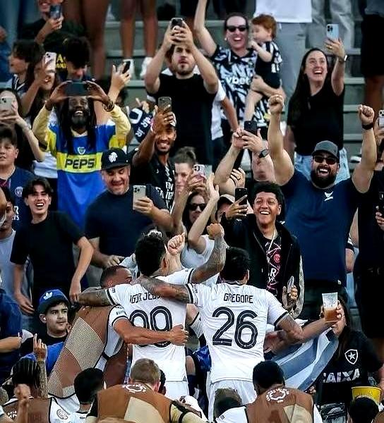 开云体育在线-精彩足球比赛重现经典瞬间，球迷赞不绝口