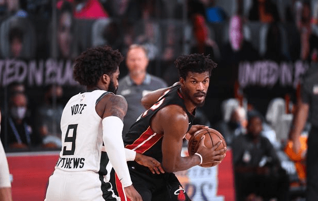 雄鹿主场告胜狼王,继续领先 雄鹿主场告胜狼王,继续领先